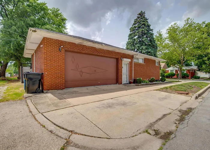 Near Parks & Metra Stations! W/ Bar Appartement