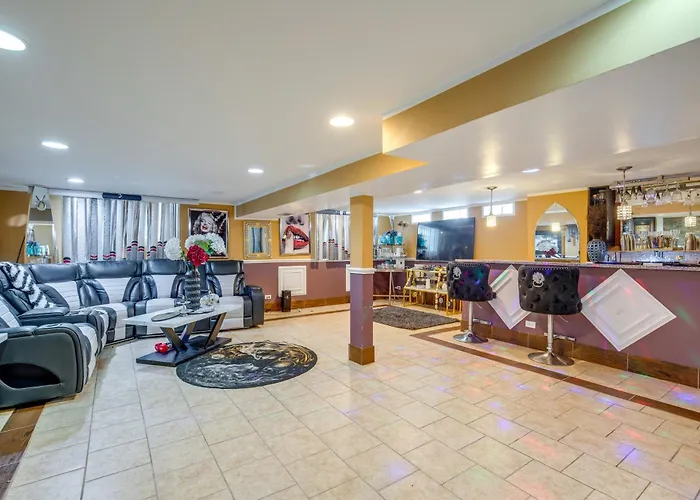 Near Parks & Metra Stations! W/ Bar Appartement *