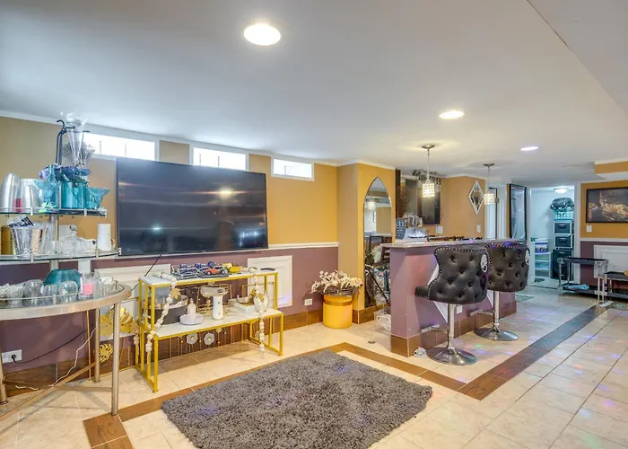 Near Parks & Metra Stations! W/ Bar Chicago