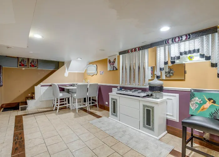 Near Parks & Metra Stations! W/ Bar Appartement Chicago