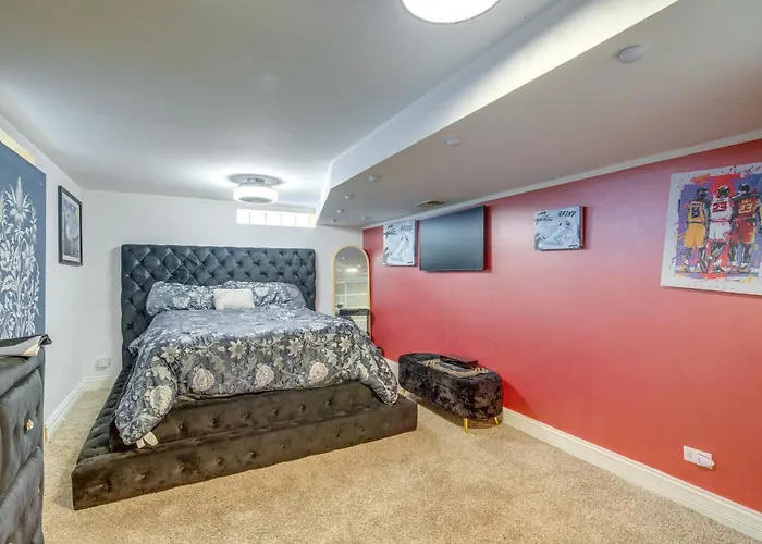 Near Parks & Metra Stations! W/ Bar * Chicago