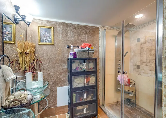 Appartement Near Parks & Metra Stations! W/ Bar