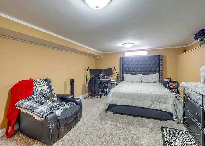 Near Parks & Metra Stations! W/ Bar Appartement