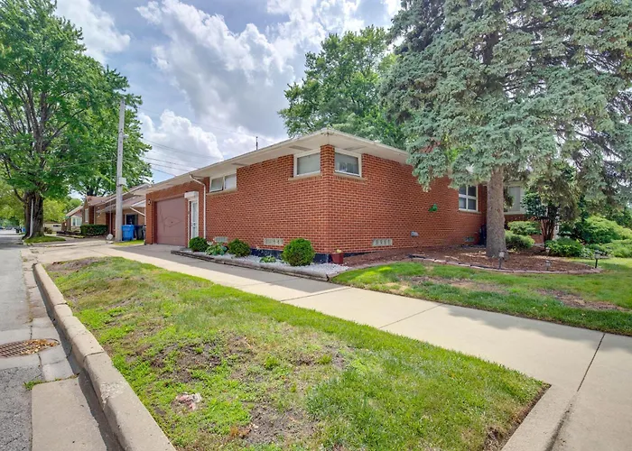 Near Parks & Metra Stations! W/ Bar * Chicago